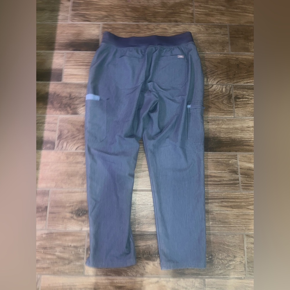 Figs women’s scrubs - Picture 2 of 3
